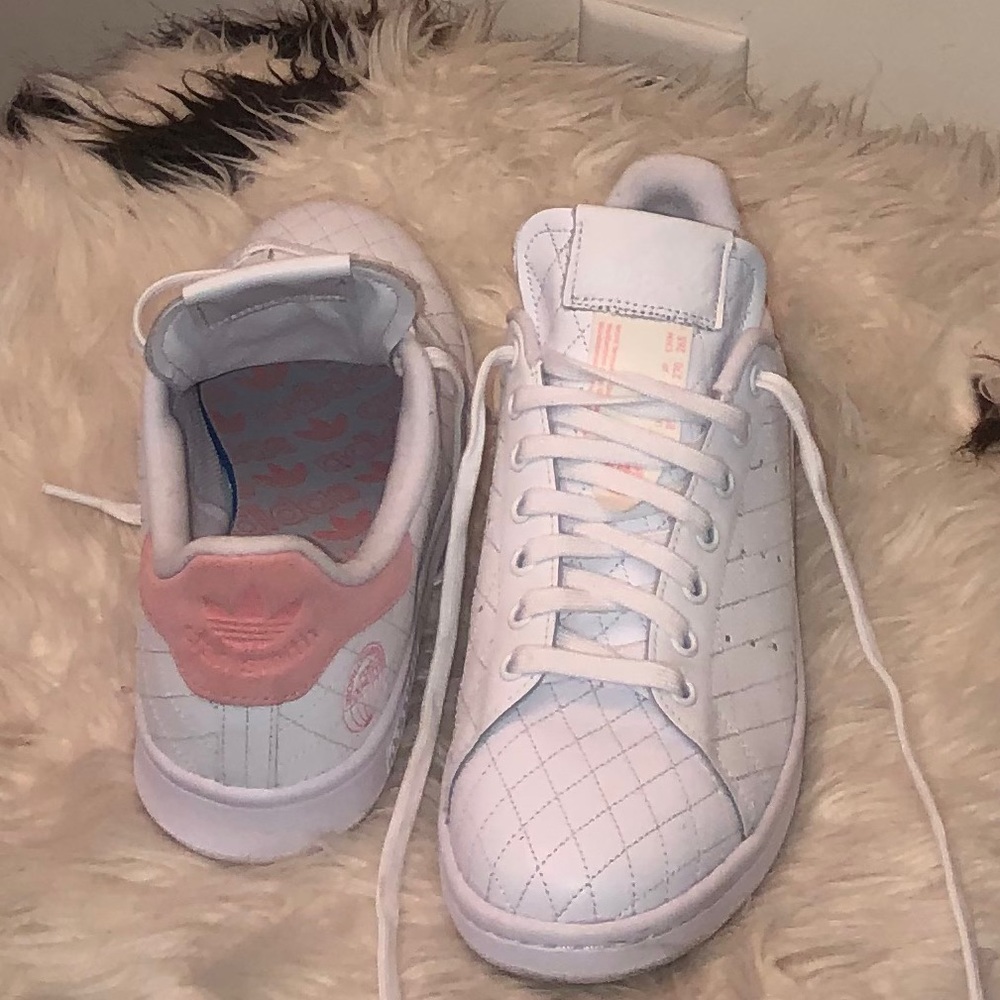 Athletic shoes